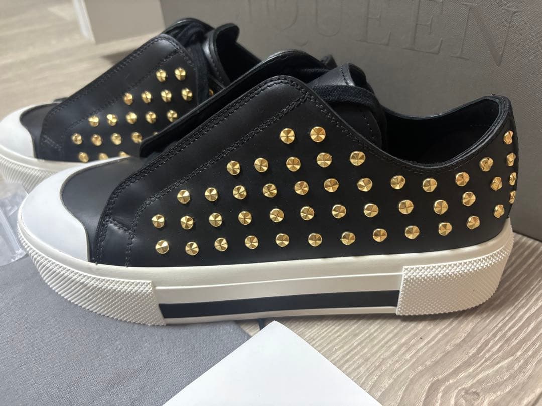 アレキサンダー・マックイーン スタッズ付きプラットフォームスニーカー 24