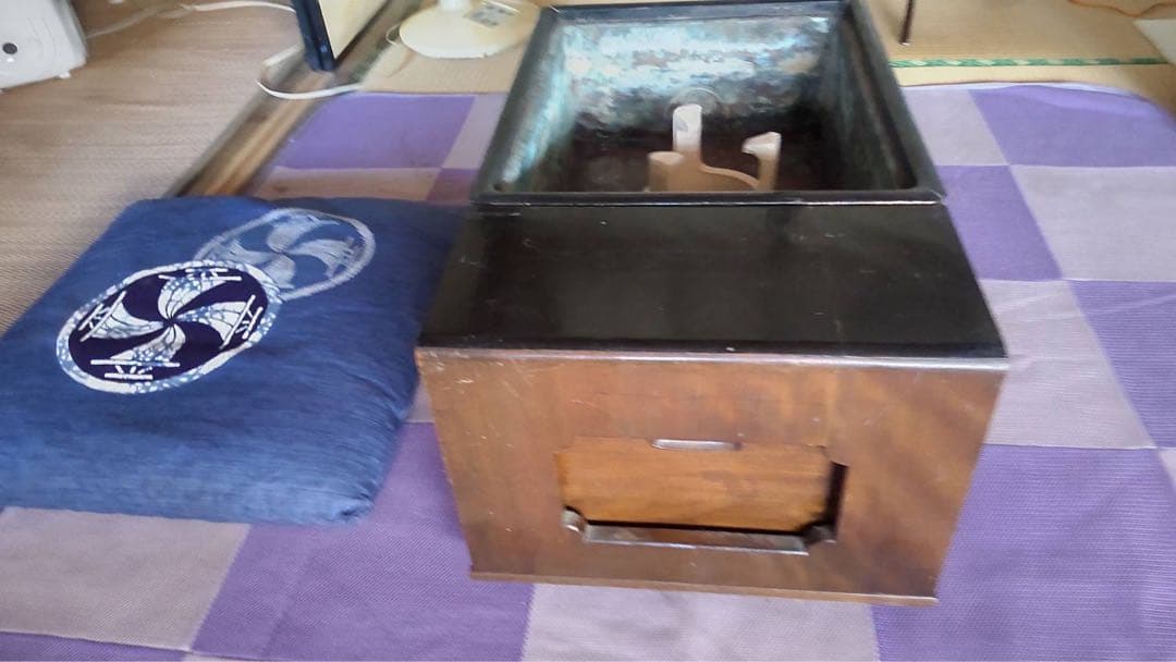 1080です☆彡火鉢．囲炉裏．木製箱火鉢引き出し、折りたたみテーブル付き