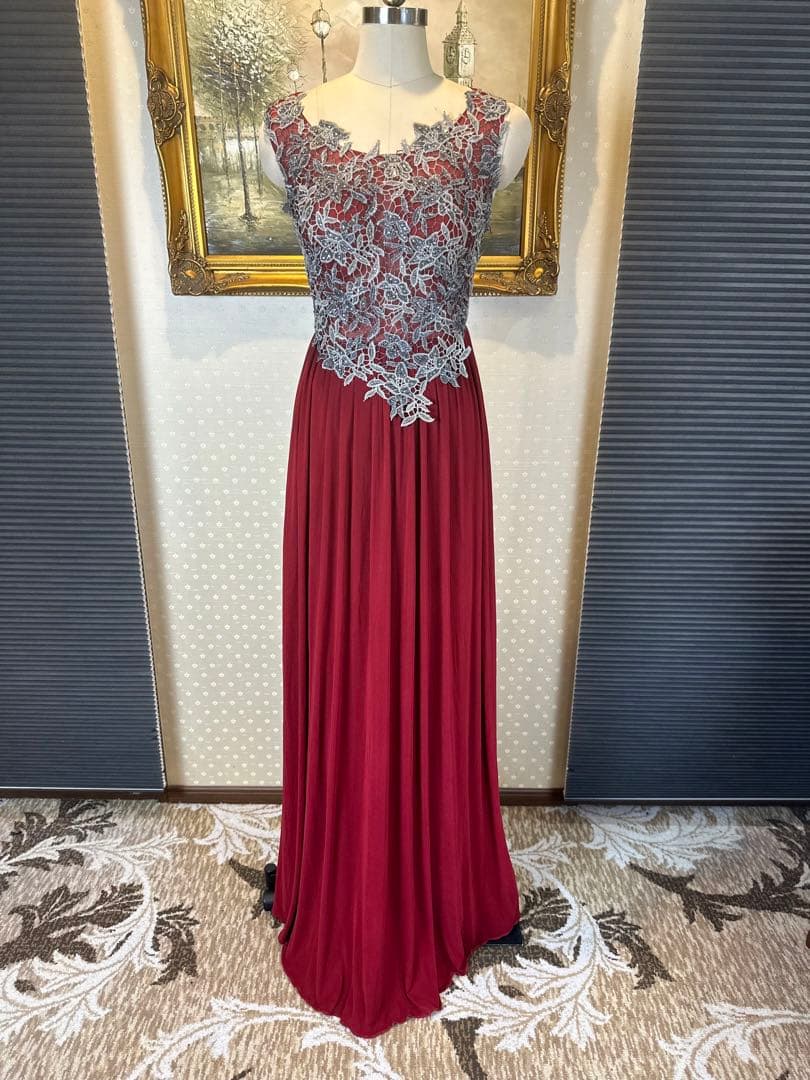 バーガンディ レース装飾付きドレス