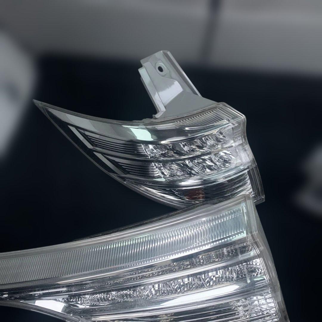 トヨタ　エスティマ　中期　ハイブリッド　AHR20 純正リアテールランプ　中古品