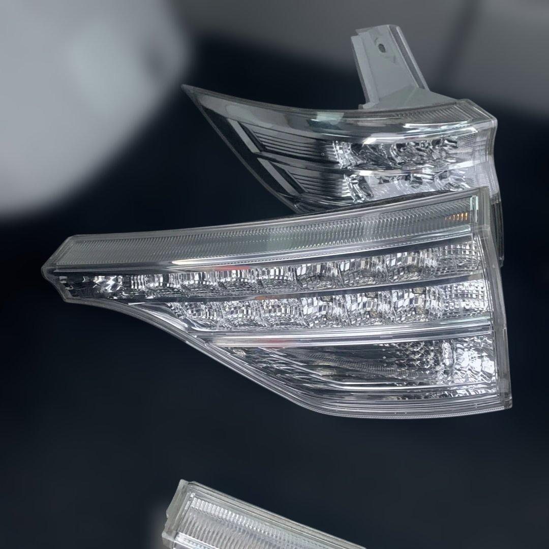 トヨタ　エスティマ　中期　ハイブリッド　AHR20 純正リアテールランプ　中古品