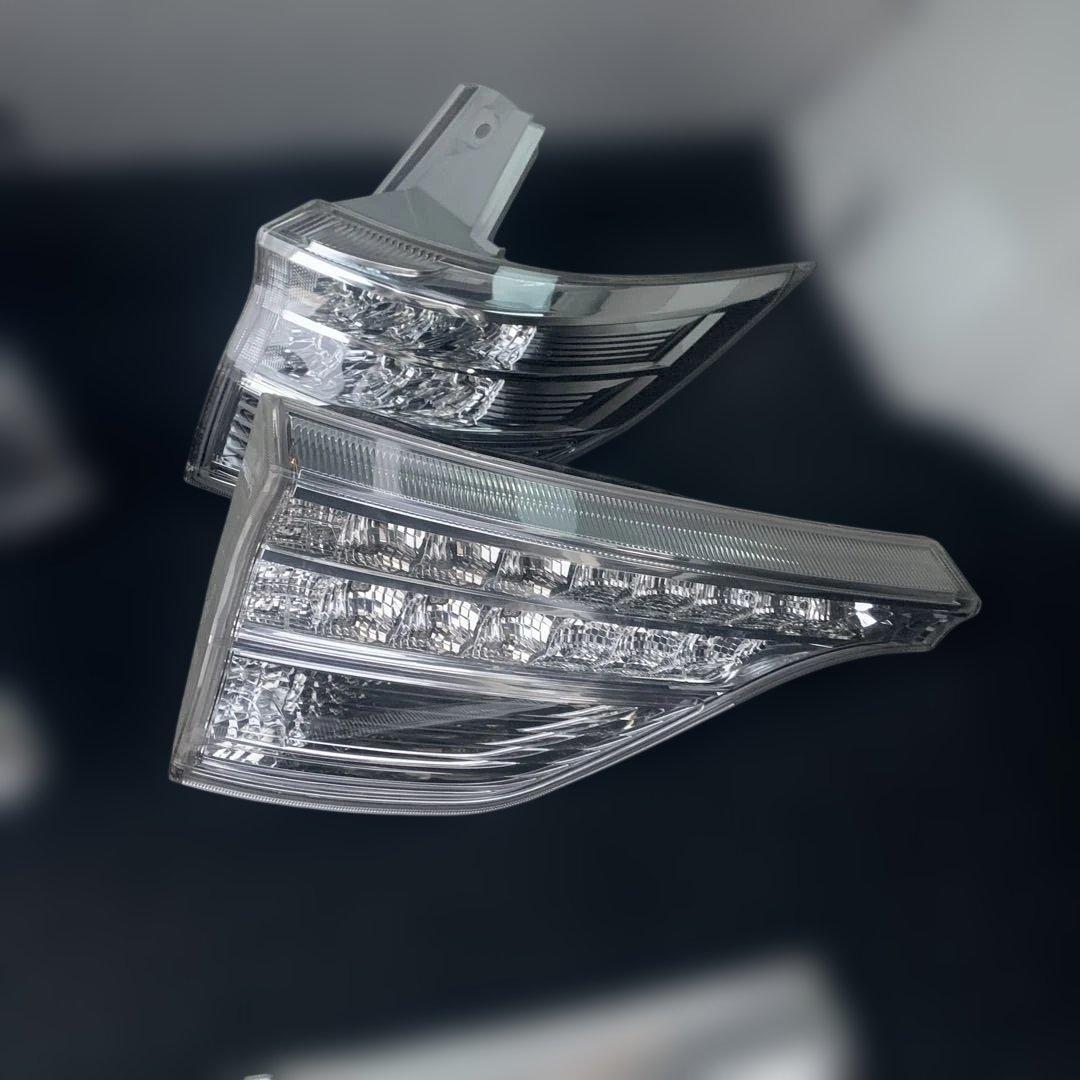 トヨタ　エスティマ　中期　ハイブリッド　AHR20 純正リアテールランプ　中古品