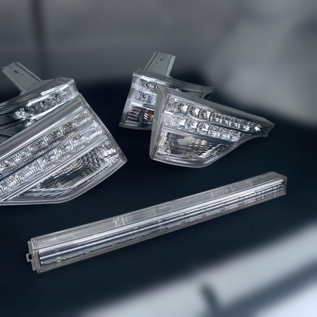 トヨタ　エスティマ　中期　ハイブリッド　AHR20 純正リアテールランプ　中古品