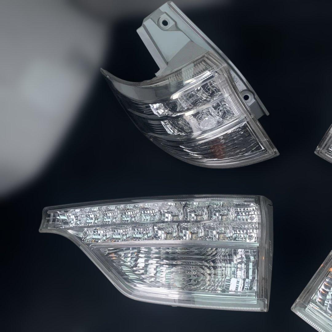 トヨタ　エスティマ　中期　ハイブリッド　AHR20 純正リアテールランプ　中古品