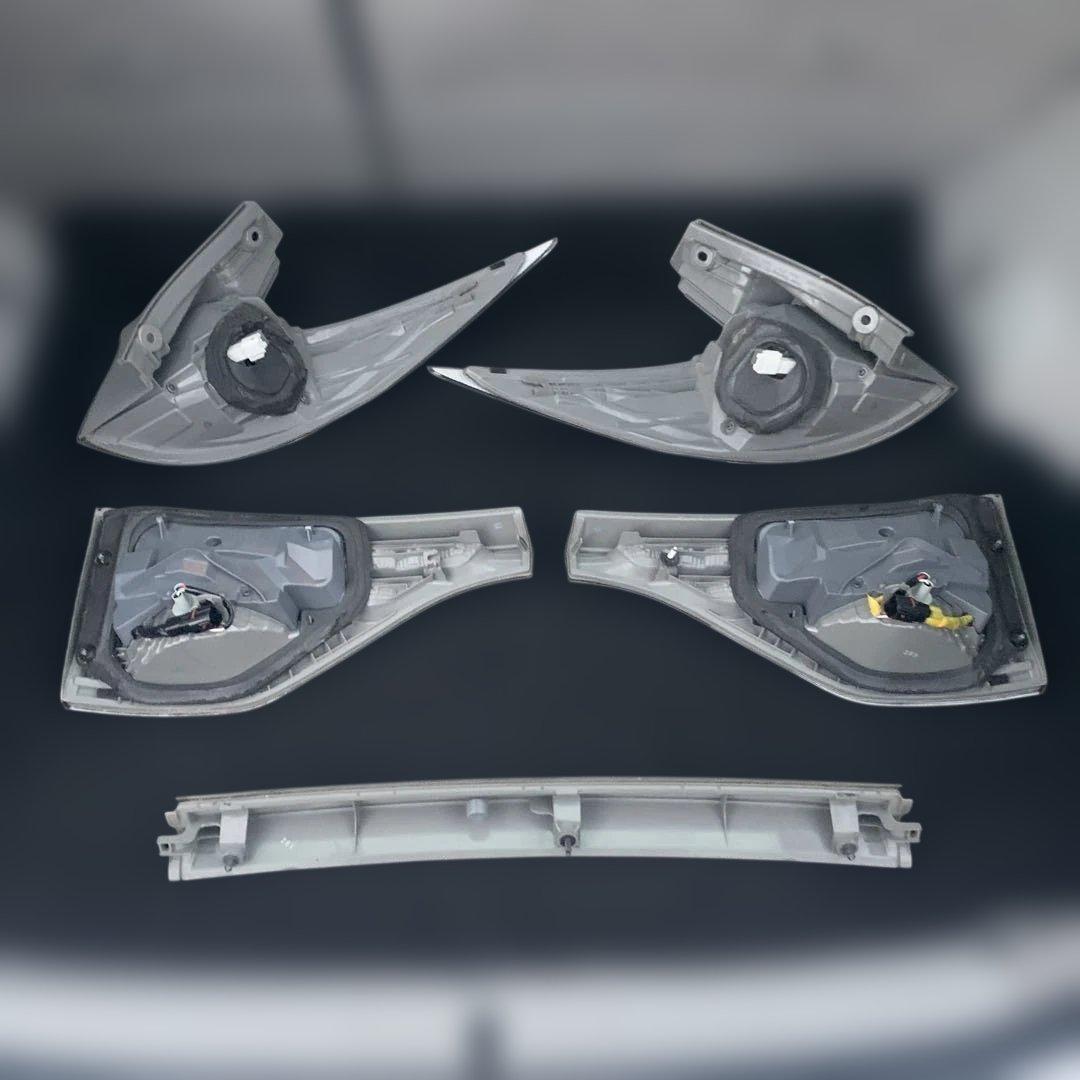 トヨタ　エスティマ　中期　ハイブリッド　AHR20 純正リアテールランプ　中古品