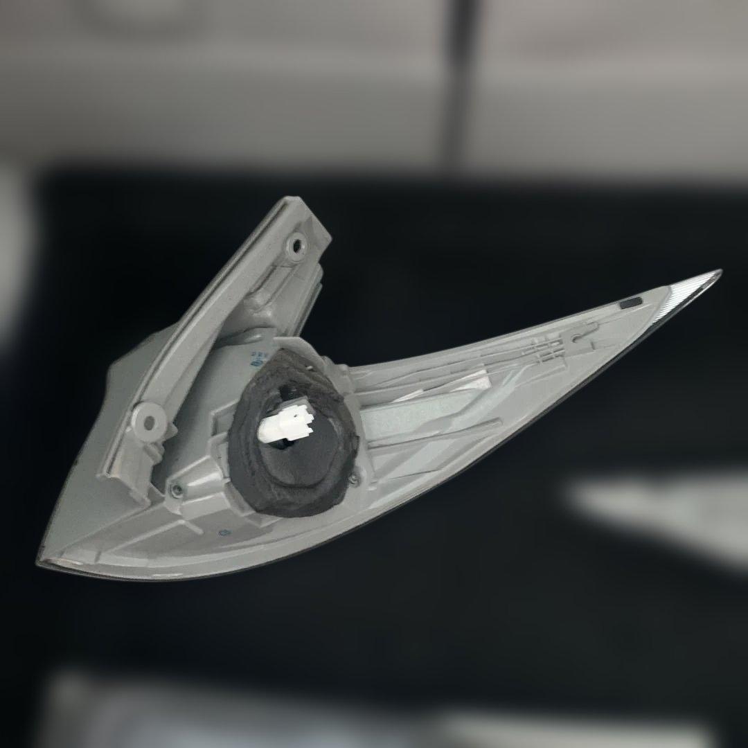 トヨタ　エスティマ　中期　ハイブリッド　AHR20 純正リアテールランプ　中古品