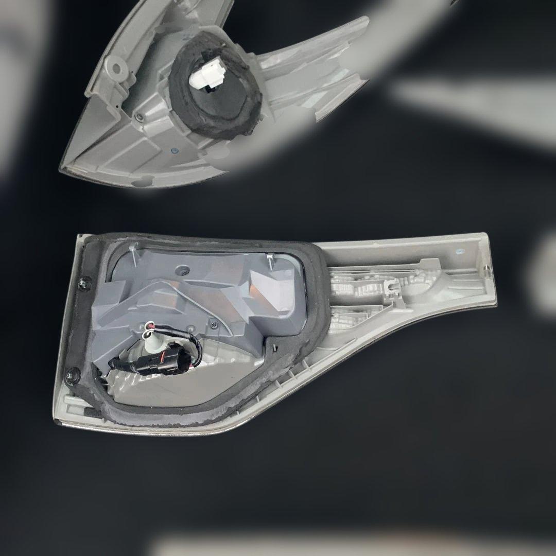 トヨタ　エスティマ　中期　ハイブリッド　AHR20 純正リアテールランプ　中古品