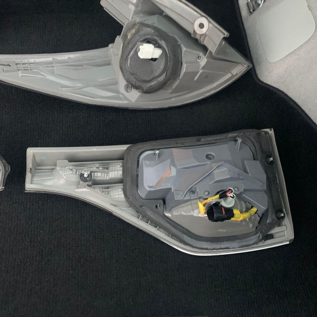 トヨタ　エスティマ　中期　ハイブリッド　AHR20 純正リアテールランプ　中古品