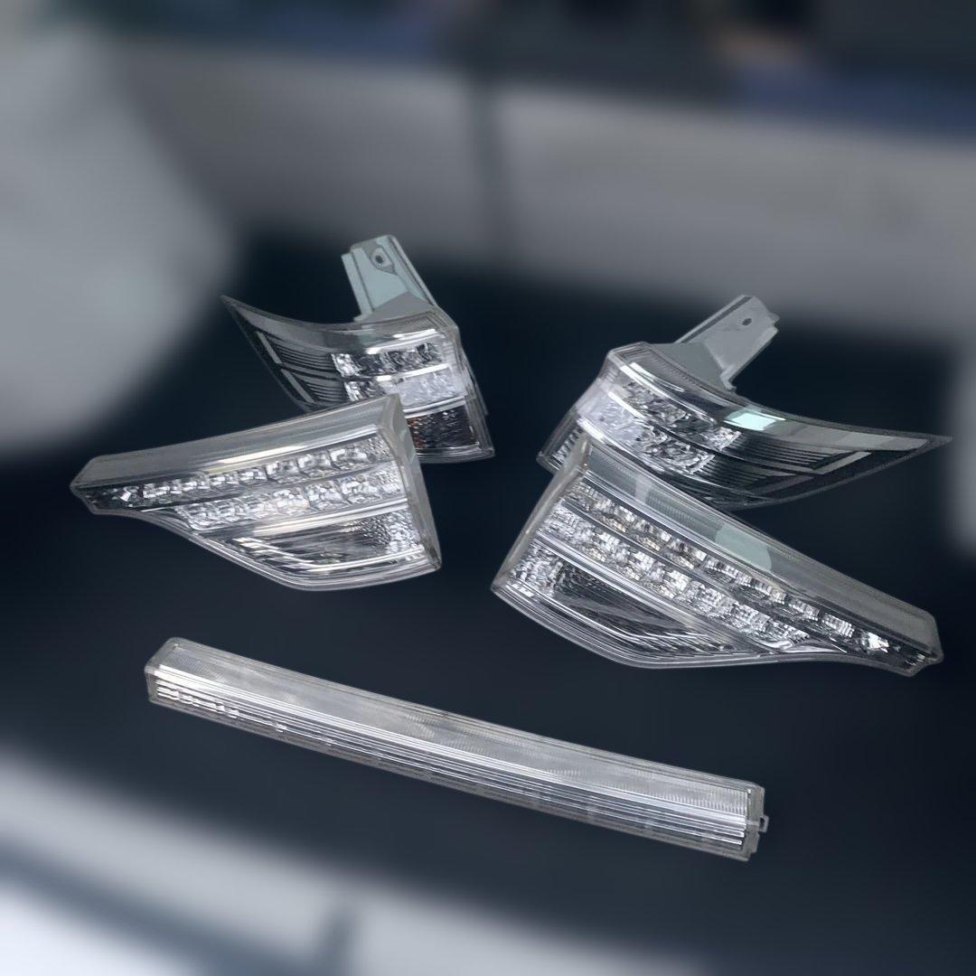 トヨタ　エスティマ　中期　ハイブリッド　AHR20 純正リアテールランプ　中古品