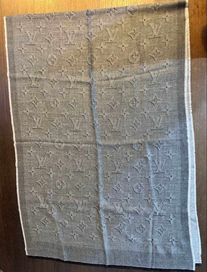 Louis Vuitton エシャルプ・ロゴマニア シャイン