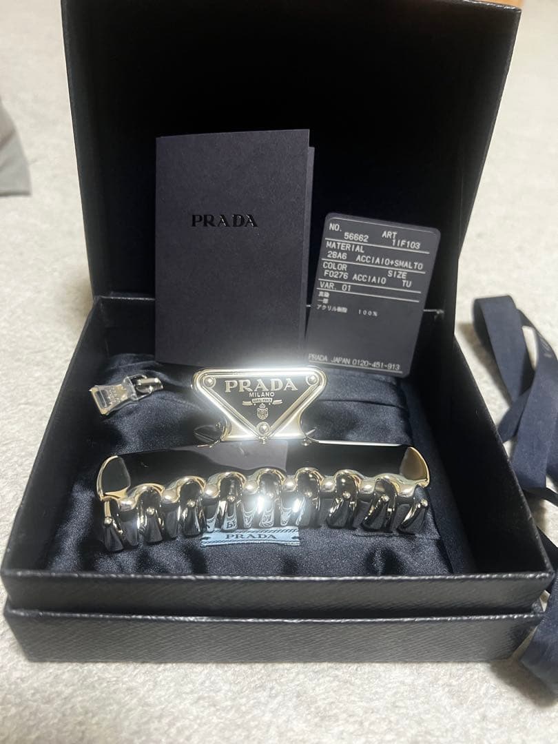 PRADA トライアングルロゴ　クリップ　シルバー