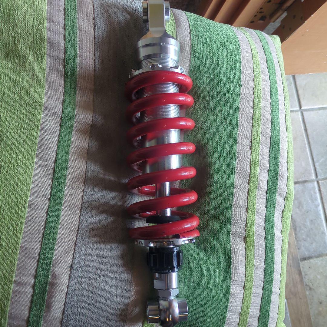 Z900RS リアショック　赤 YSS ? 要寸法確認