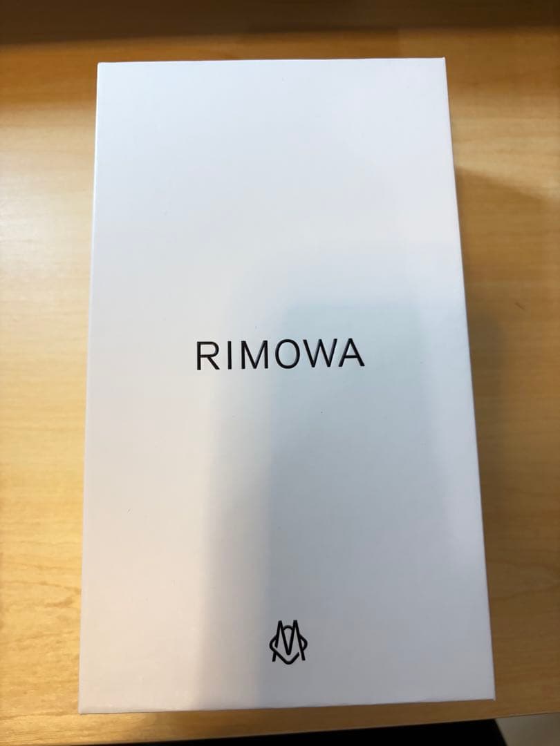 新古品　お安め　RIMOWA iPhone15Proストラップ付き