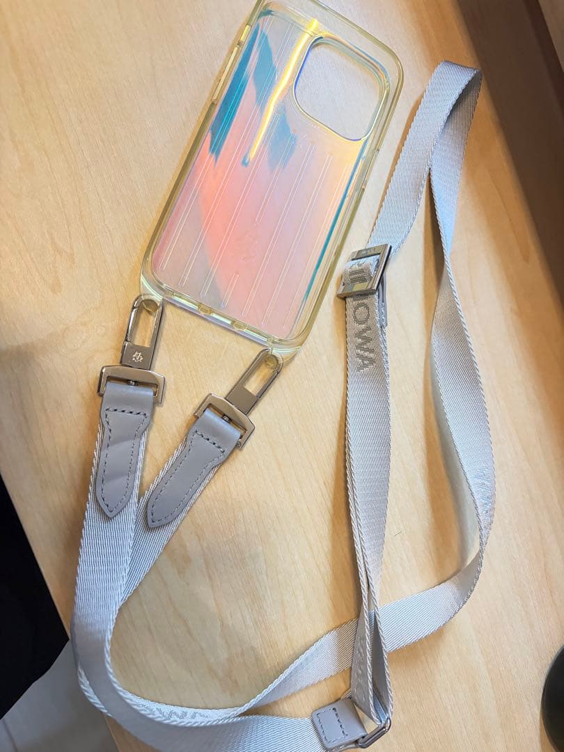 新古品　お安め　RIMOWA iPhone15Proストラップ付き