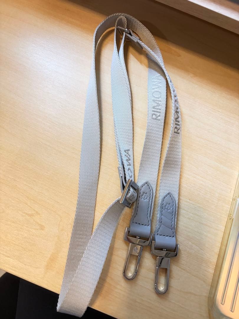 新古品　お安め　RIMOWA iPhone15Proストラップ付き