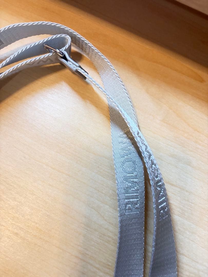 新古品　お安め　RIMOWA iPhone15Proストラップ付き