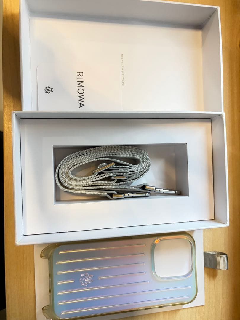 新古品　お安め　RIMOWA iPhone15Proストラップ付き