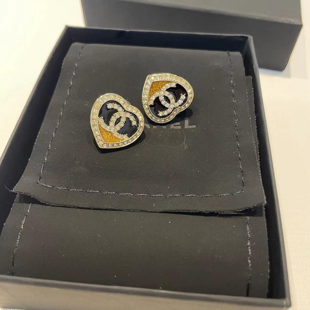 CHANEL ハート型ロゴピアス