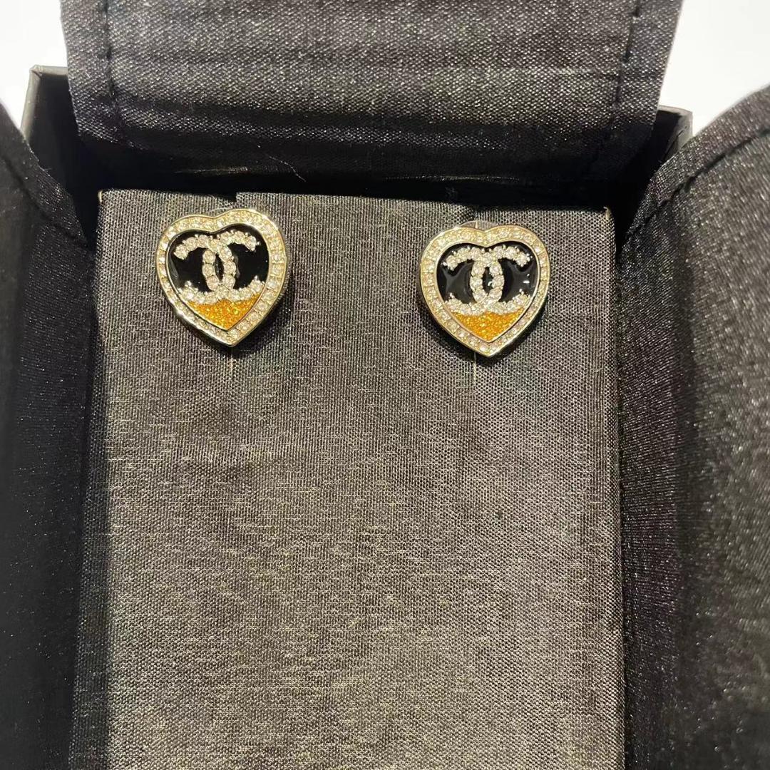 CHANEL ハート型ロゴピアス