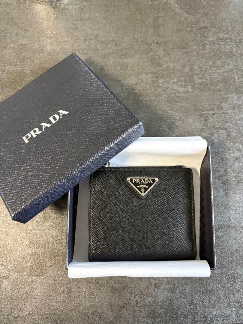 【新品同様】PRADA サフィアーノレザー