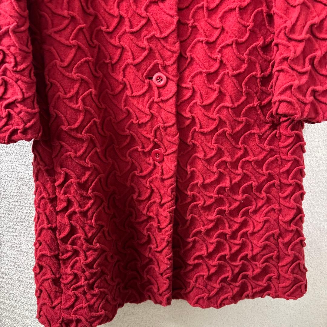 最終セール希少ISSEY MIYAKE イッセイミヤケロングコート赤波状立体加工