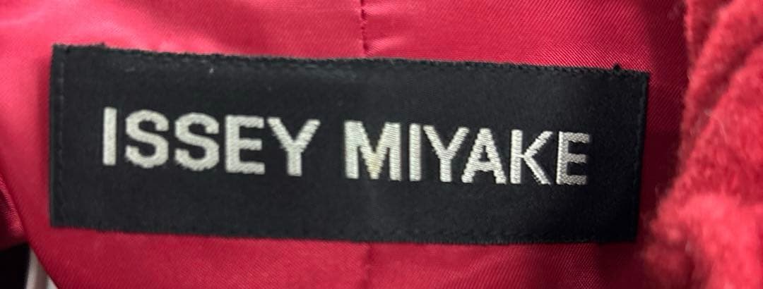 最終セール希少ISSEY MIYAKE イッセイミヤケロングコート赤波状立体加工