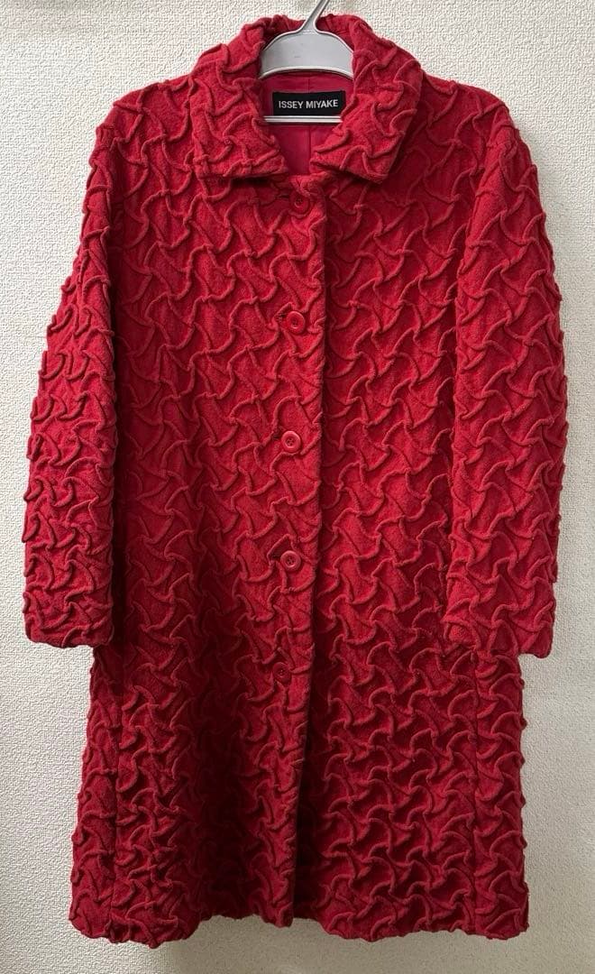 最終セール希少ISSEY MIYAKE イッセイミヤケロングコート赤波状立体加工