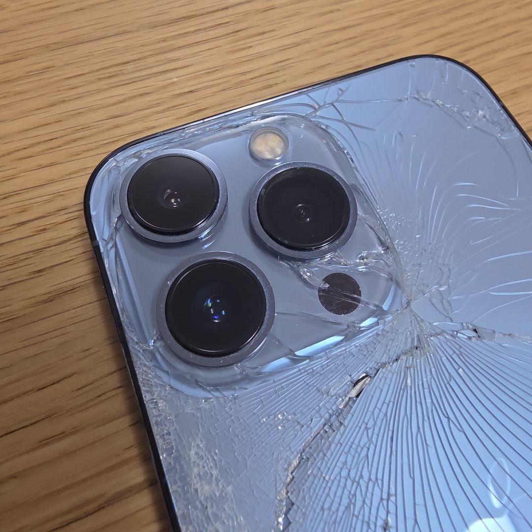 Apple iPhone 13 Pro 背面ひび割れ