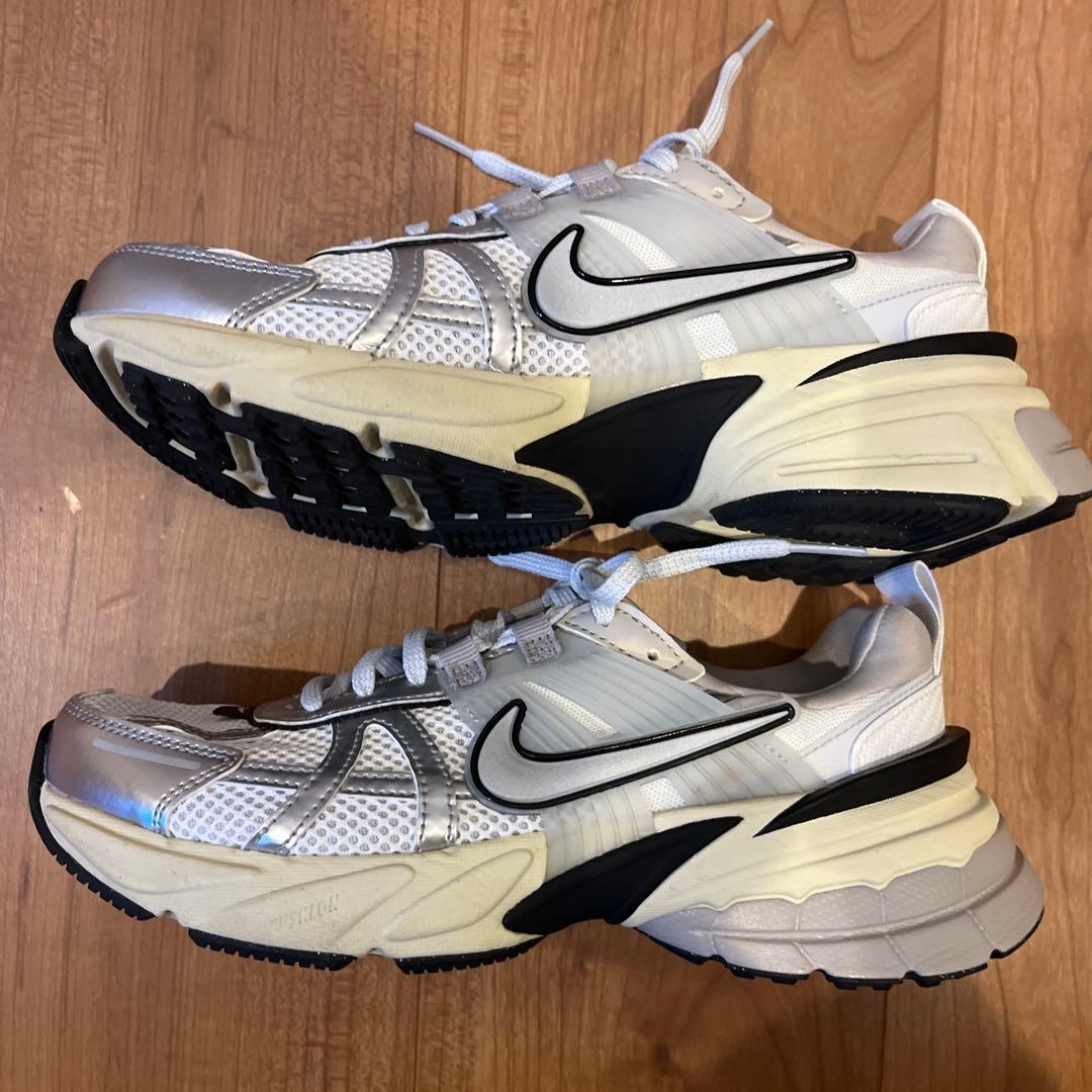 【美品】NIKE W V2K RUN サミットホワイト×シルバー24cm 箱付