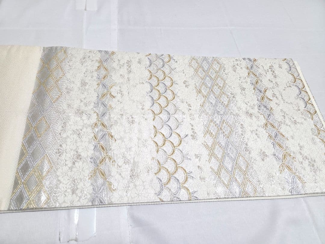 H 西陣織 有職文様 金銀糸 桜 白 青海波 七宝 六通 正絹 フォーマルな袋帯