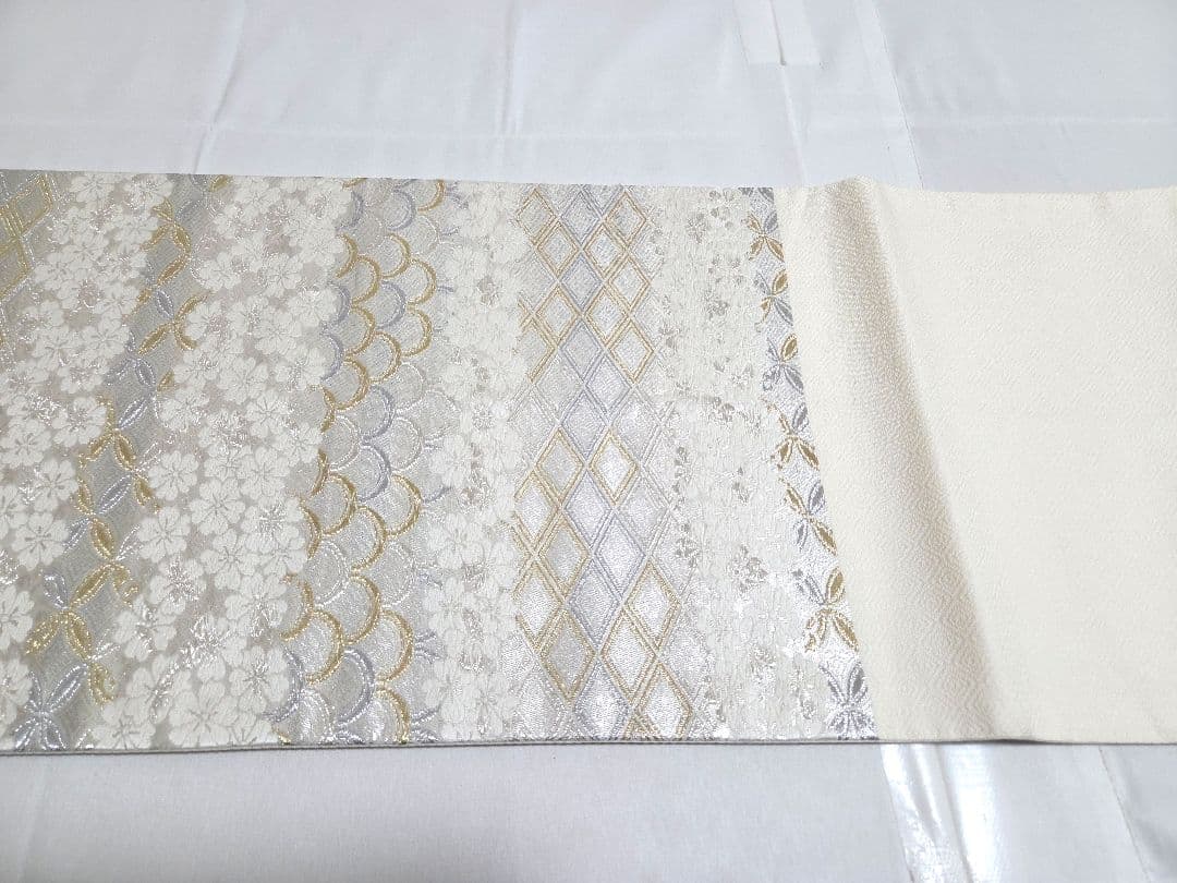 H 西陣織 有職文様 金銀糸 桜 白 青海波 七宝 六通 正絹 フォーマルな袋帯