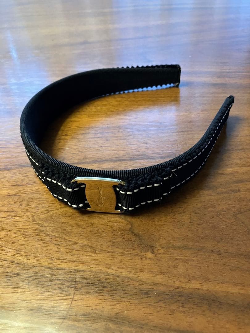 餃子→林檎　フェラガモ　カチューシャ　リボンステッチ