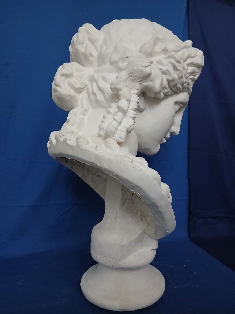 くく。アリアス胸像。