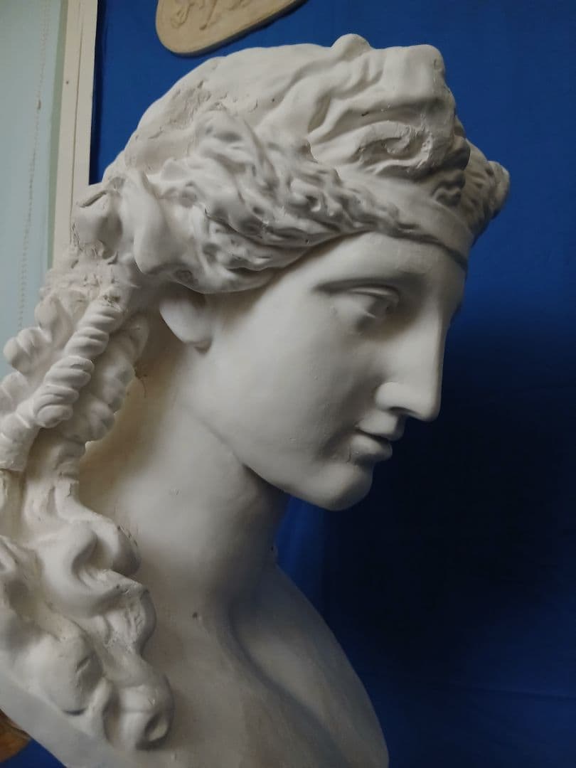 くく。アリアス胸像。