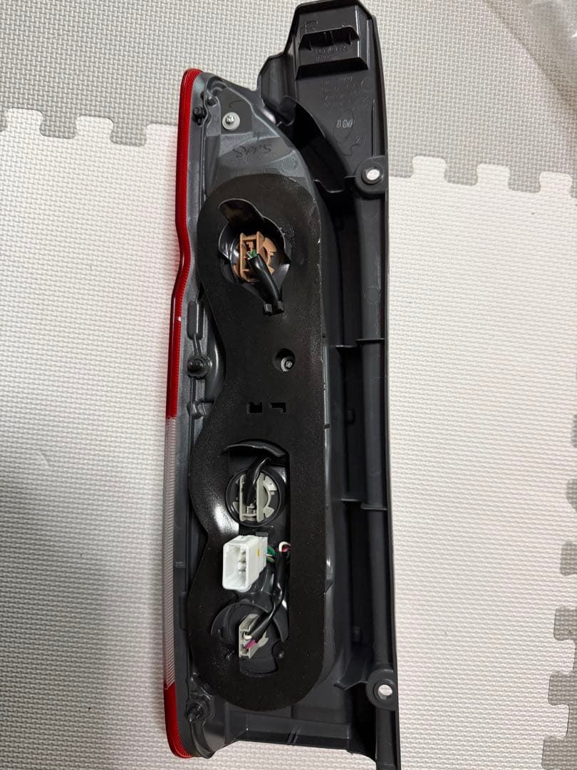 新車外し左右セット　トヨタ ハイエース 純正テールランプ 200系 TOYOTA