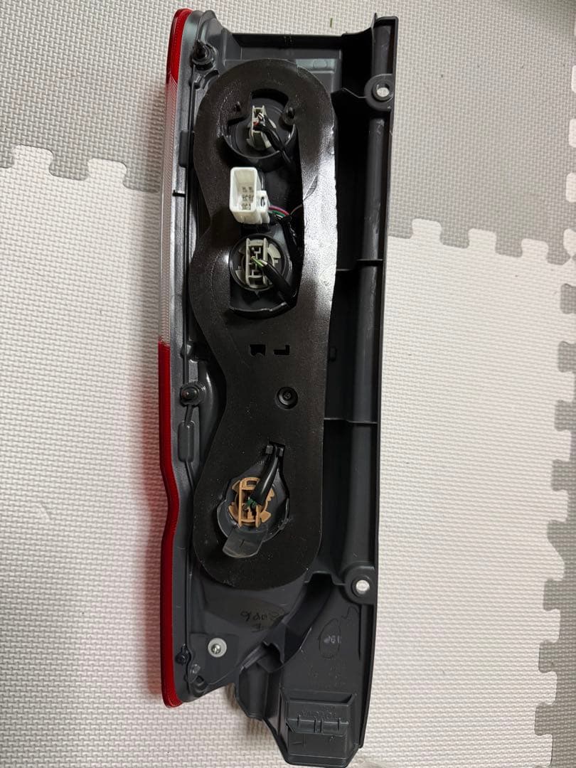 新車外し左右セット　トヨタ ハイエース 純正テールランプ 200系 TOYOTA