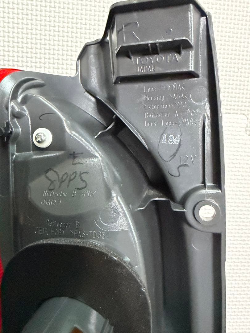 新車外し左右セット　トヨタ ハイエース 純正テールランプ 200系 TOYOTA