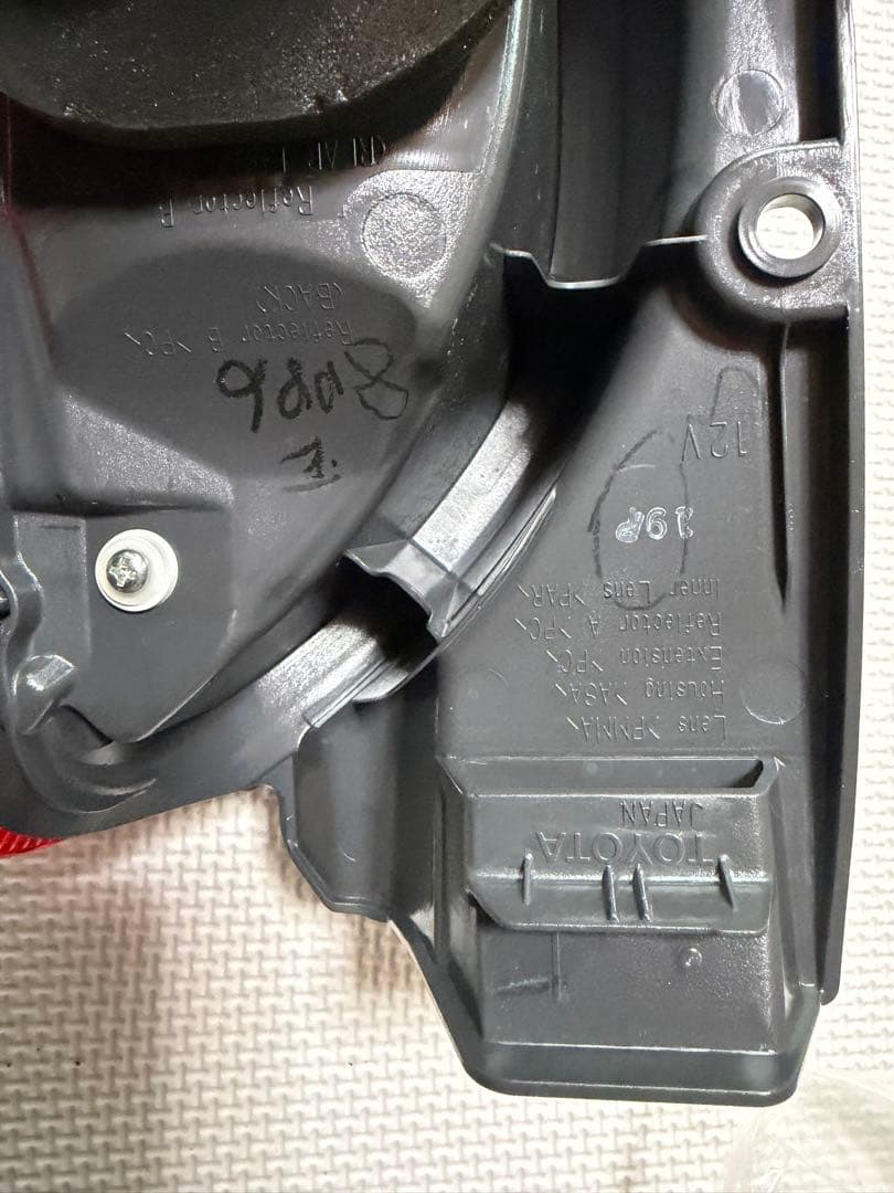 新車外し左右セット　トヨタ ハイエース 純正テールランプ 200系 TOYOTA