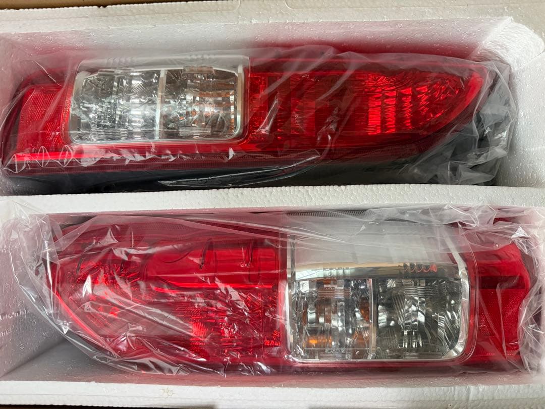 新車外し左右セット　トヨタ ハイエース 純正テールランプ 200系 TOYOTA