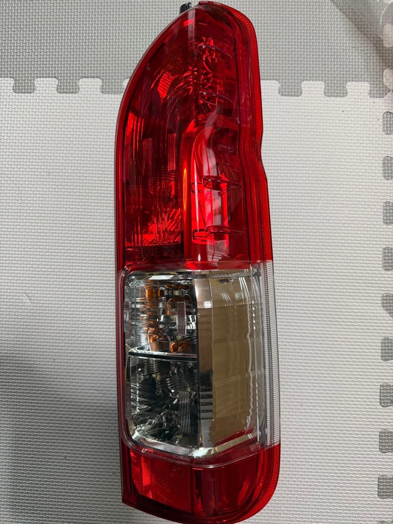 新車外し左右セット　トヨタ ハイエース 純正テールランプ 200系 TOYOTA