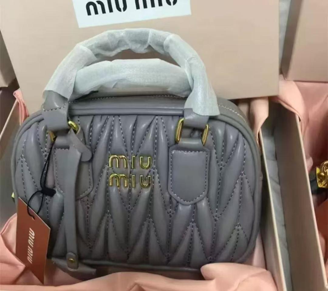 MIUMIU グレー ショルダーバッグ