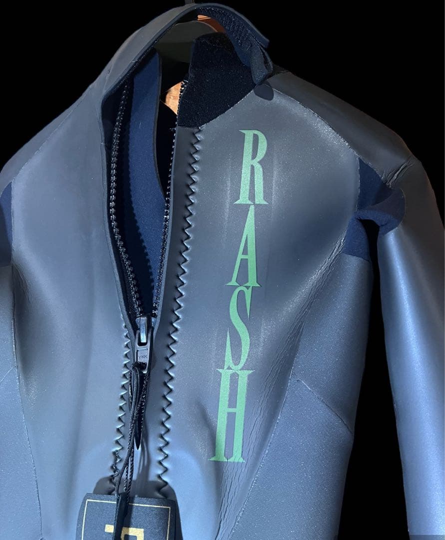 RASHの女性用ウェットスーツ　波乗りジャパンバックアップアップサポートメーカー