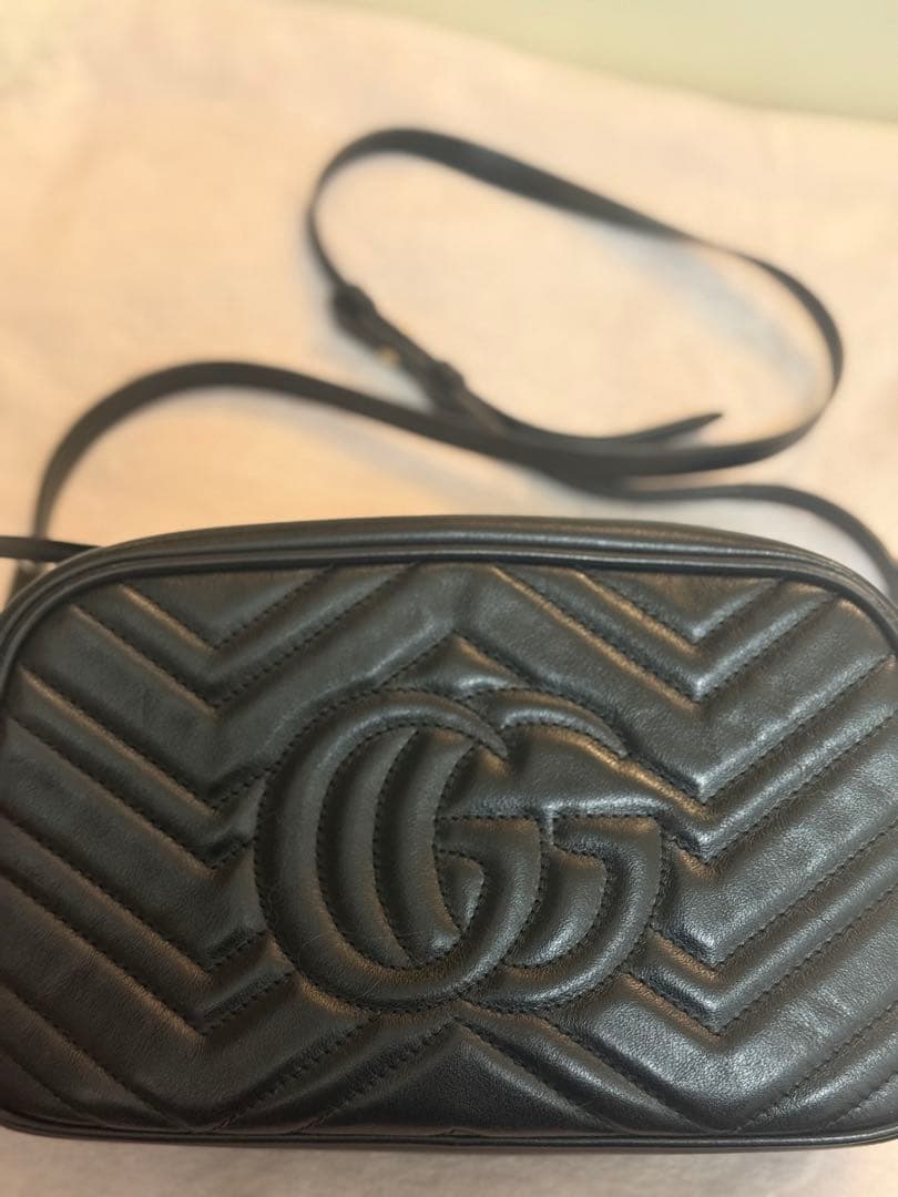 GUCCI ブラック GGロゴ ショルダーバッグ