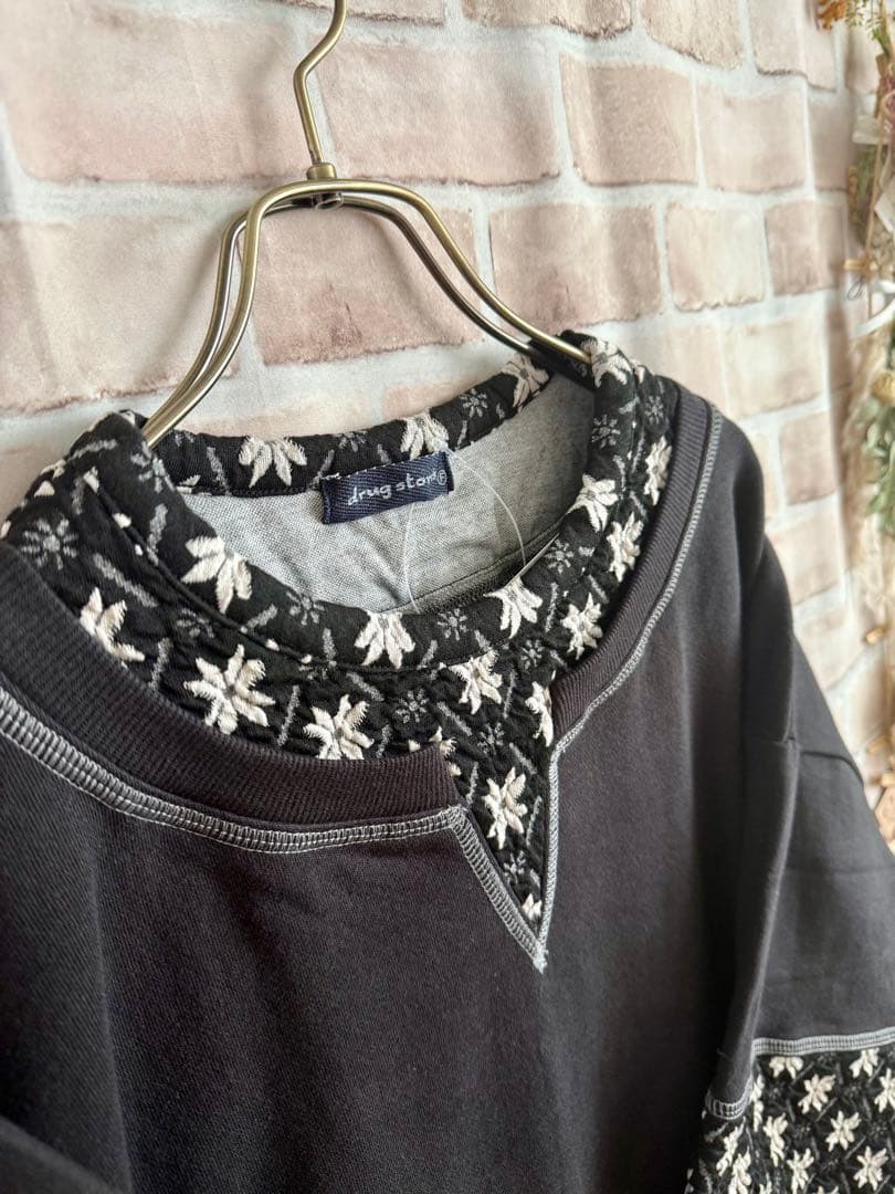ドラッグストアーズ★刺繍インナーレイヤード風チュニック丈トレーナー★ブラック