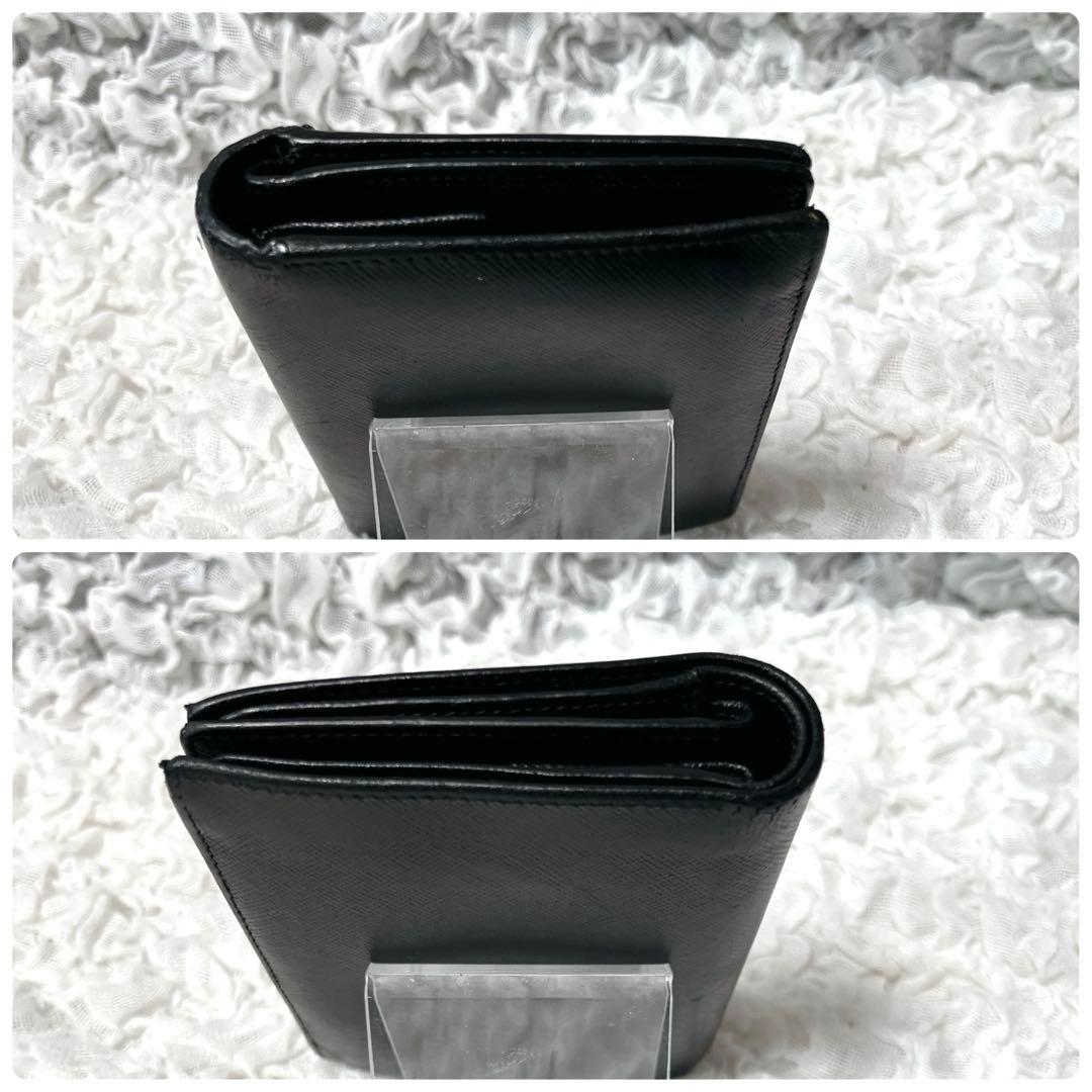 PRADA ブラック 二つ折り財布　サフィアーノレザー　黒　三角　トライアングル