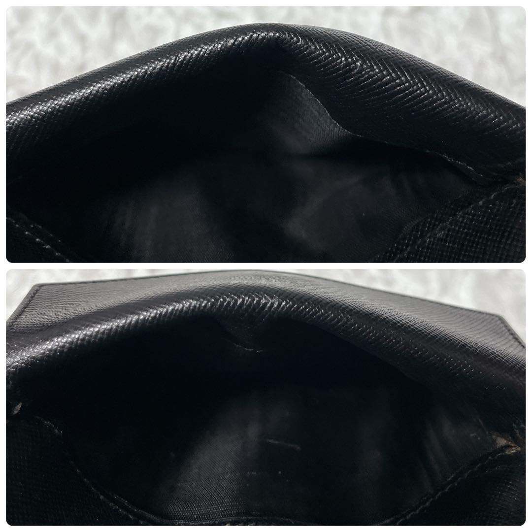 PRADA ブラック 二つ折り財布　サフィアーノレザー　黒　三角　トライアングル