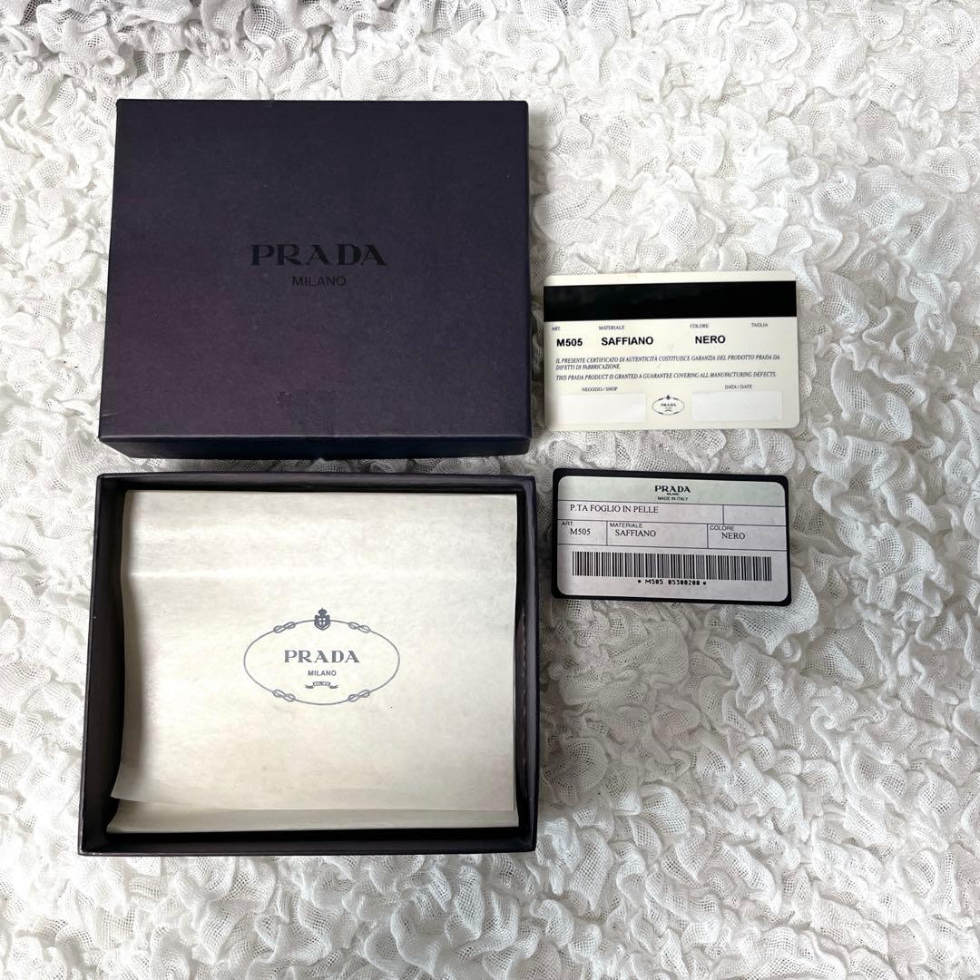 PRADA ブラック 二つ折り財布　サフィアーノレザー　黒　三角　トライアングル