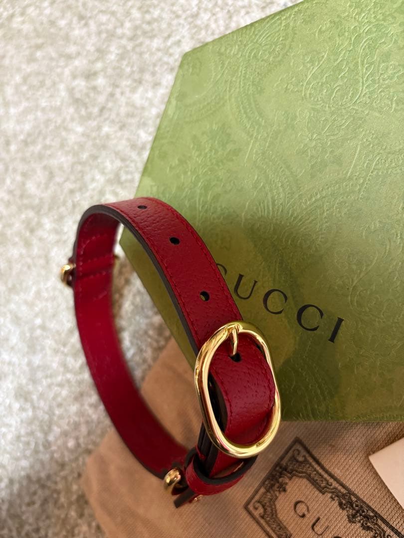 GUCCI レザー 赤い首輪