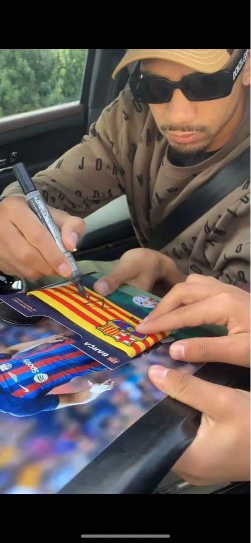 【直筆サイン】　アラウホ　FCバルセロナ　アームバンド　サイン