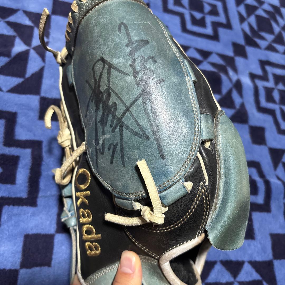 現在中日ドラゴンズで活躍中の岡田投手のサイン付きグローブ